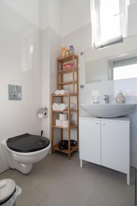 Grosse Terrasse, Klimaanlage Und U-Bahn Naehe Appartement Wenen Buitenkant foto