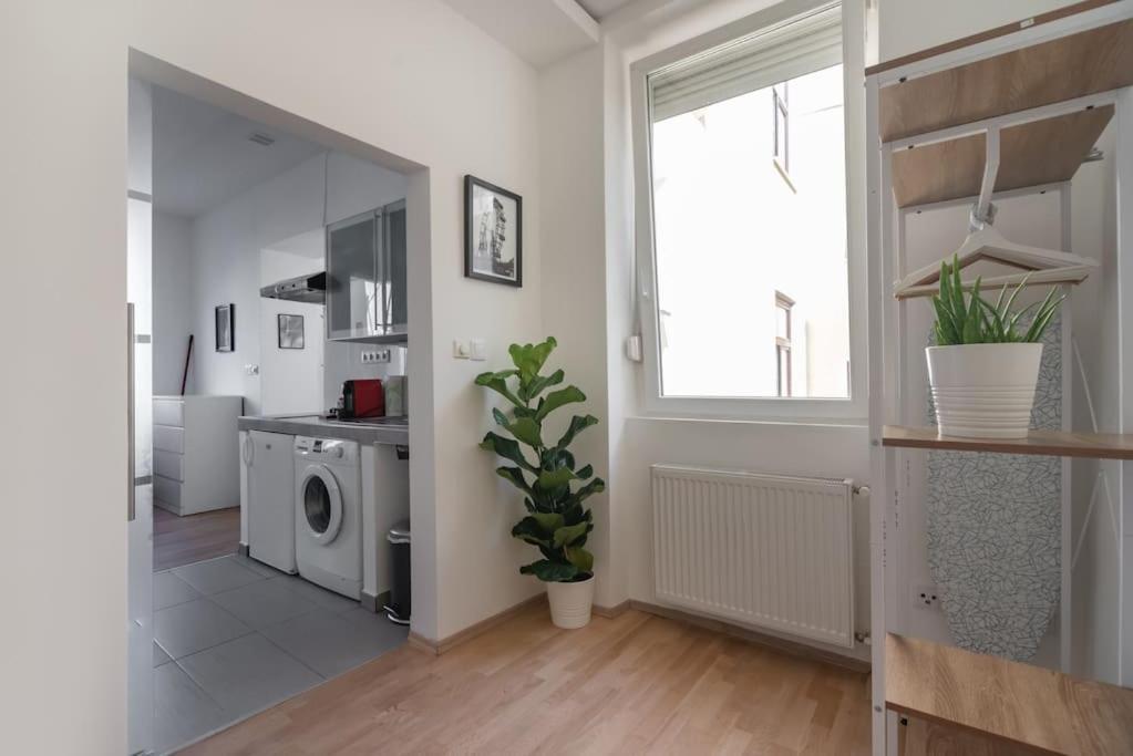 Grosse Terrasse, Klimaanlage Und U-Bahn Naehe Appartement Wenen Buitenkant foto
